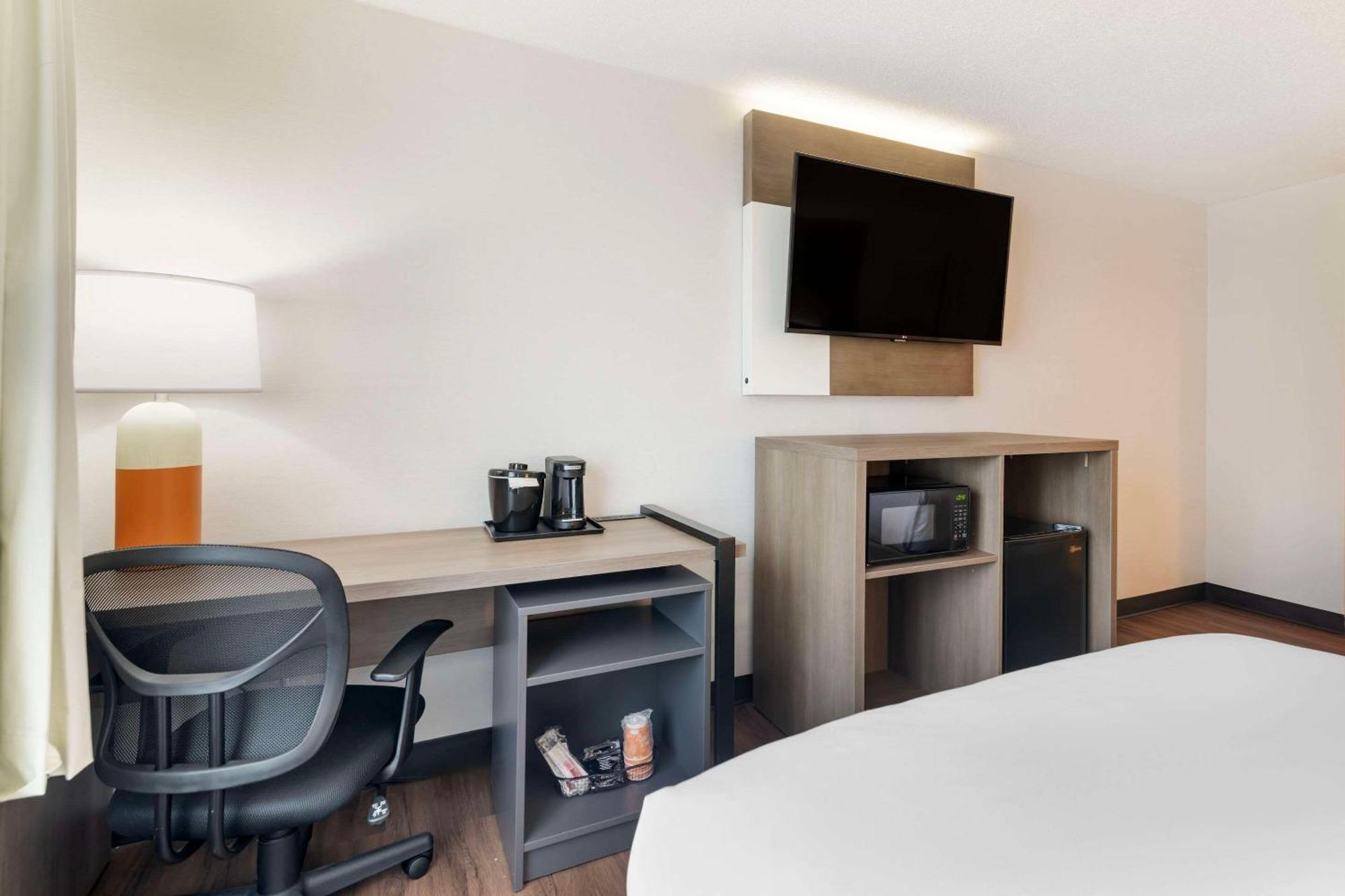 Inn Comfort Airport 2*
